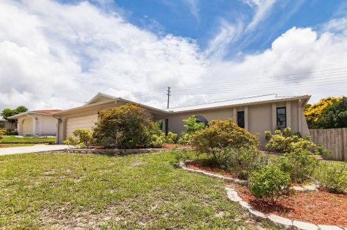 212 Leafwood Rd, Tarpon Springs, FL 34689-3810