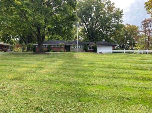 22 Fairhill Dr, New Castle, PA 16105-1106