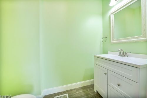 320 Knowlton St, Belvidere NJ  07823-1824 exterior