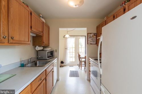 18 Townsend Ct, Lancaster PA  17603-6797 exterior