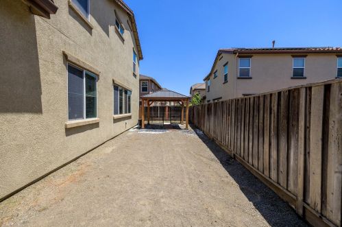 17122 Pacific Oak Ln, Lathrop CA  95330-8526 exterior