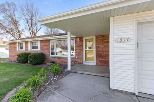 1517 Lindale Ln, Green Bay, WI 54313-5619