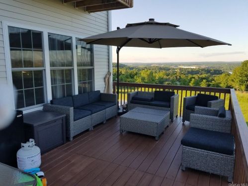 8 Summit Dr, Marlborough NY  12542-6408 exterior