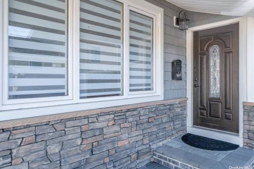 122 Pratt St, Babylon, NY 11704-7908