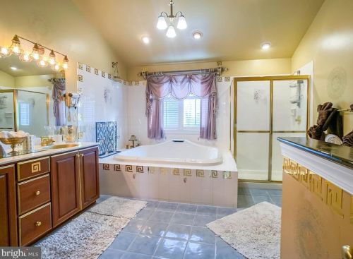 32 Sunrise Ct, Southampton PA 18966-1981 exterior