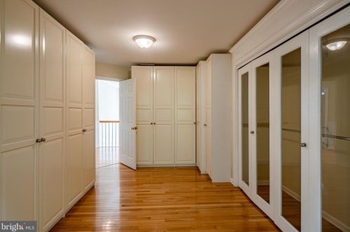 1042 Charter Oaks Dr, Lansdale PA exterior