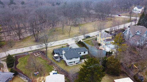 77 Lakeview Dr, Lake Geneva WI  53147-9701 exterior