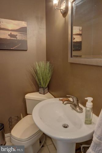 570 Old Orchard Ln, Camp Hill PA  17011-1828 exterior
