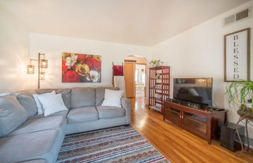 7936 Becher St, Milwaukee, WI 53219-1040
