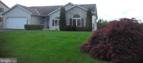 1114 Hunters Chase Ln, Lebanon PA  17046-1575 exterior