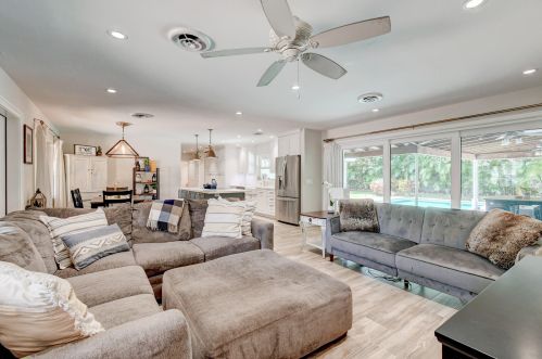 909 27th Ter, Boynton Beach FL  33435-7913 exterior