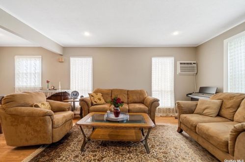 201 Pershing Ave, Bethpage, NY 11714-4343