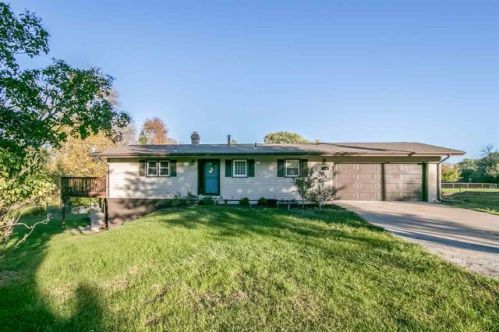 1951 Surf Dr, Twin View Heights, IA 52333-9371