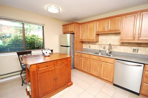 92 Heritage Hills Dr, Somers Town, NY