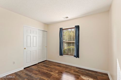 4 Lakeside Dr, Bluffton SC  29910-8015 exterior