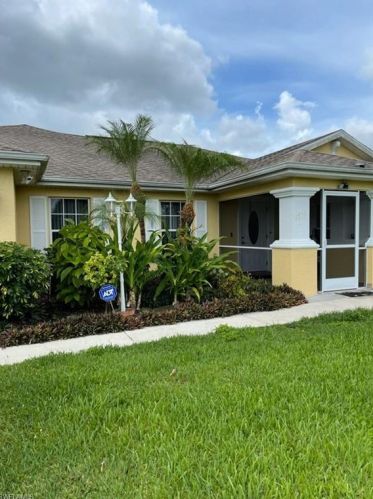 2811 24th St, Lehigh Acres, FL 33971-5575