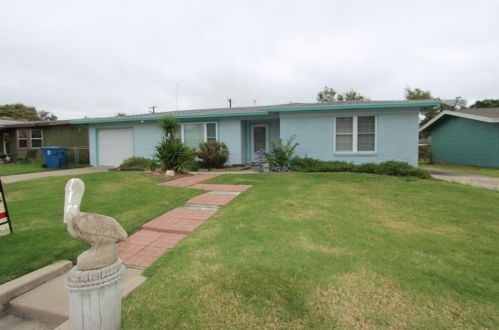 1904 Cochran Ln, Rockport, TX 78382-3412