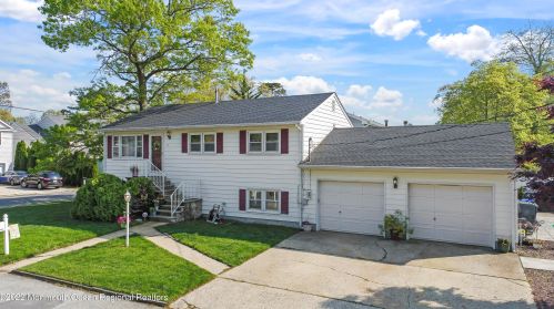 15 Woodland Dr, Bricktown, NJ 08723-7430