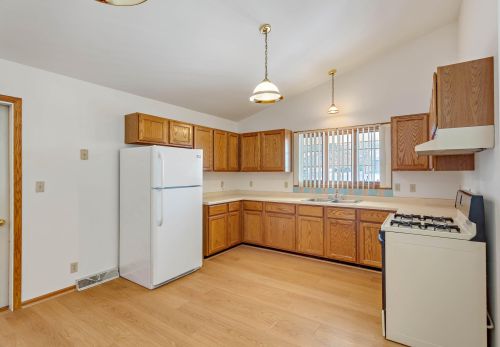 526 Fox River Hills Dr, Waterford, WI 53185-4072