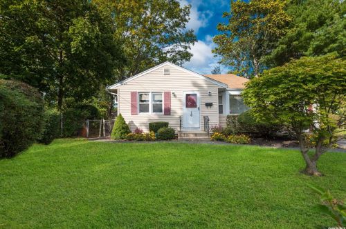 16 Drake Ln, San Remo, NY 11754-4410