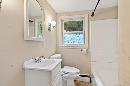 8 Sautter Dr, Uncasville CT  06382-1829 exterior