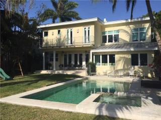 4325 Meridian Ave, Miami Beach FL  33140-2940 exterior