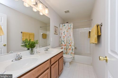 1746 Ann Scarlet Ct, Woodbridge VA  22191-3992 exterior
