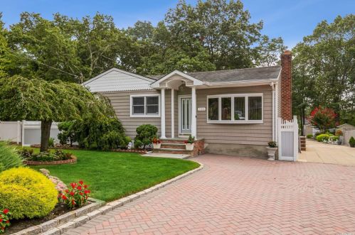 526 Johnson Ave, Hauppauge, NY 11779-6132