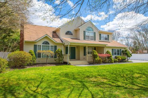 1165 Sycamore Ave, Bohemia, NY 11716-1719