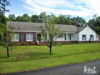 702 Pullen St, Burgaw, NC 28425-5046