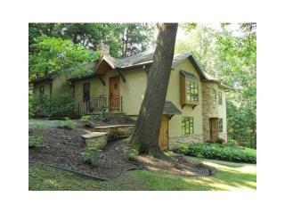 130 Fiscus Ln, Jeannette, PA 15644-9652