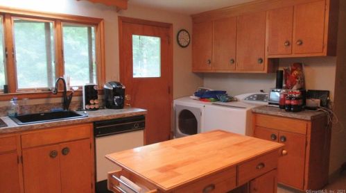 17 Maxine Rd, Bristol CT  06010-2354 exterior