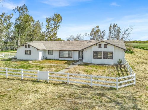 855 Mount Whitney Ave, Laton CA  93242-9724 exterior