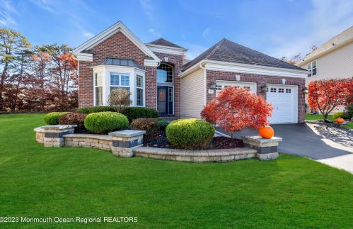 10 Iverness Ct, Lacey, NJ 08731-1066