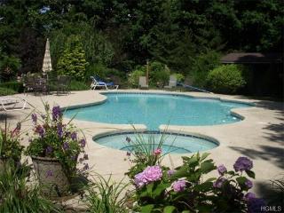 4 Mills Rd, Airmont, NY 10901-3747