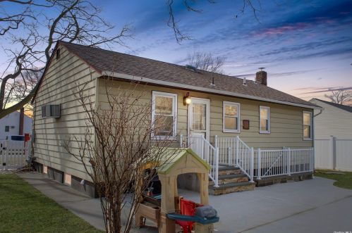 1340 7th St, Babylon NY  11704-4250 exterior