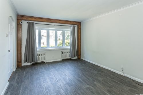 30 Emerson Pl, Valley Stream, NY 11580-4605