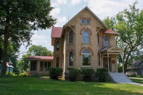 105 Main St, Deerfield, WI 53531-9501