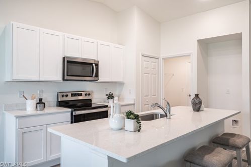 1425 13th Ter, Cape Coral, FL 33909-1557