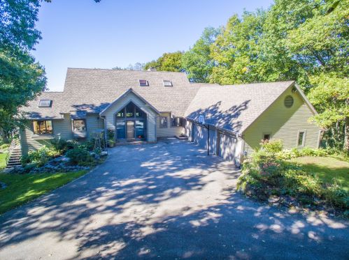 1071 Waterville Rd, Oconomowoc, WI 53066-9220