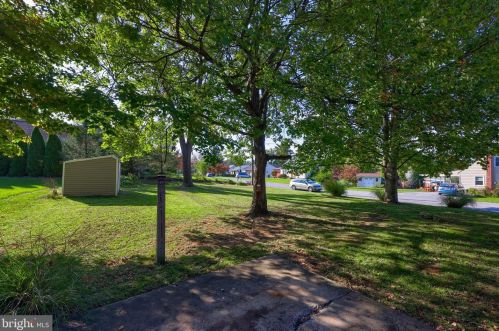 1898 Manor Ridge Dr, Lancaster PA  17603-4447 exterior