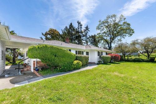 5625 Henning Rd, Sebastopol CA  95472-6332 exterior