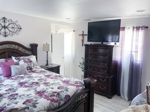 8208 Olanda St, Paramount CA 90723-2723 exterior