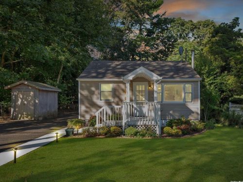 14 Elm St, Lake Grove, NY 11755-2963