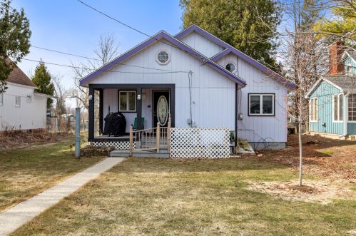 12629 Shoreland Dr, Thiensville, WI 53092-2401