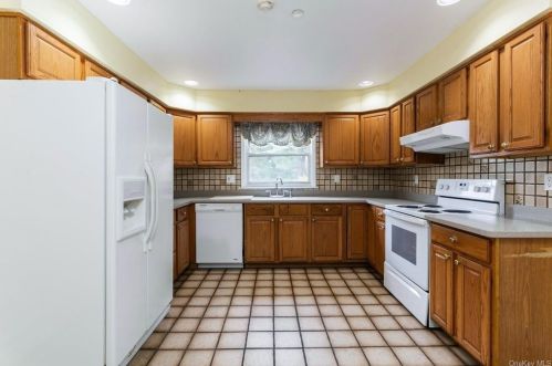 8 Dyckman Dr, Mohegan Lake, NY 10547-1852