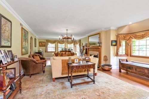 205 Myrtle Dr, Great Neck, NY 11021-1826