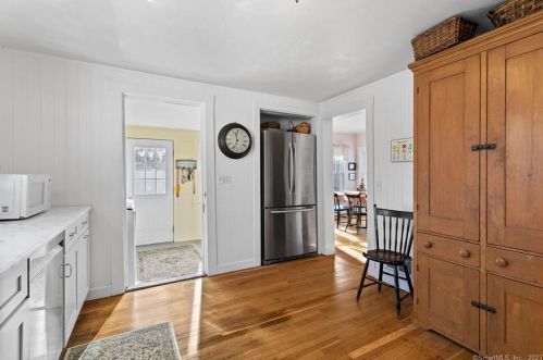 3 Riverside Pl, Gales Ferry CT  06335-1442 exterior