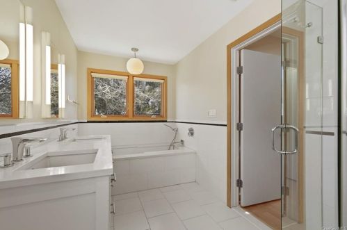 4750 Iselin Ave, Bronx NY  10471-2914 exterior