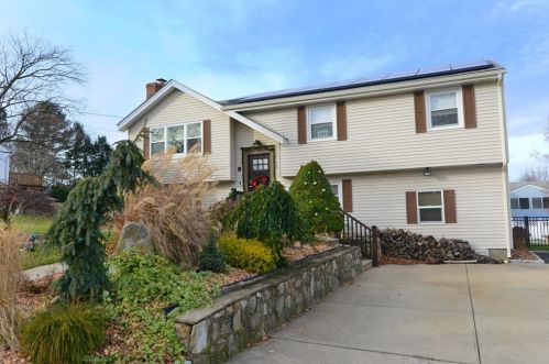 9 Ferncrest Dr, Providence RI 02919-3503 exterior